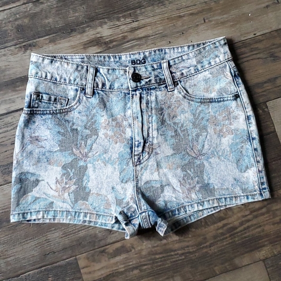 BDG High Rise Erin Faded Floral Shortie Shorts - Picture 2 of 9